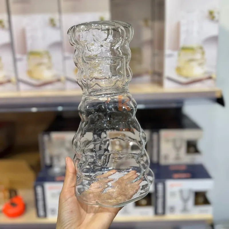 Carafe en verre avec tasse