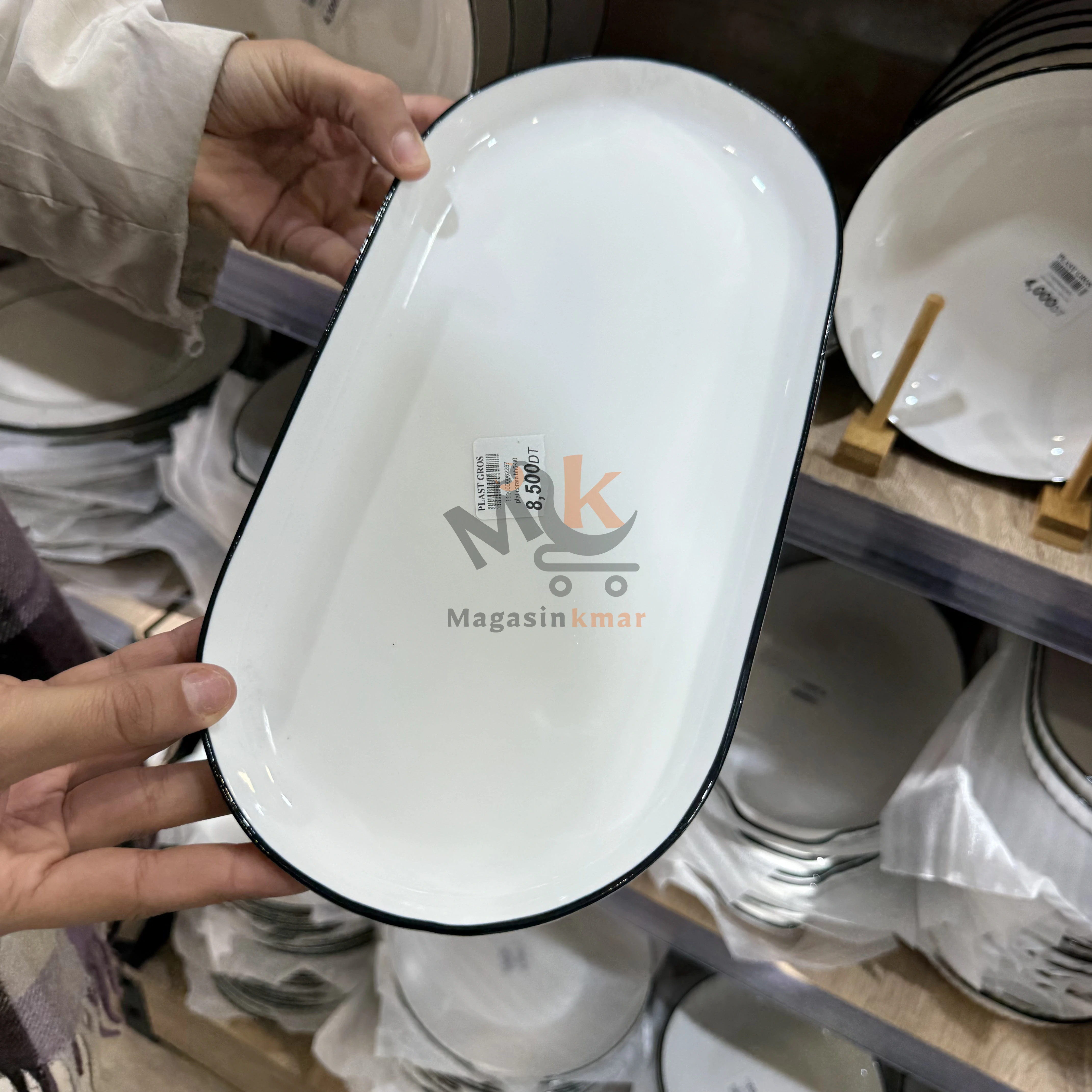 Plat ovale blanc en céramique avec bordure noire – Élégant pour service de table