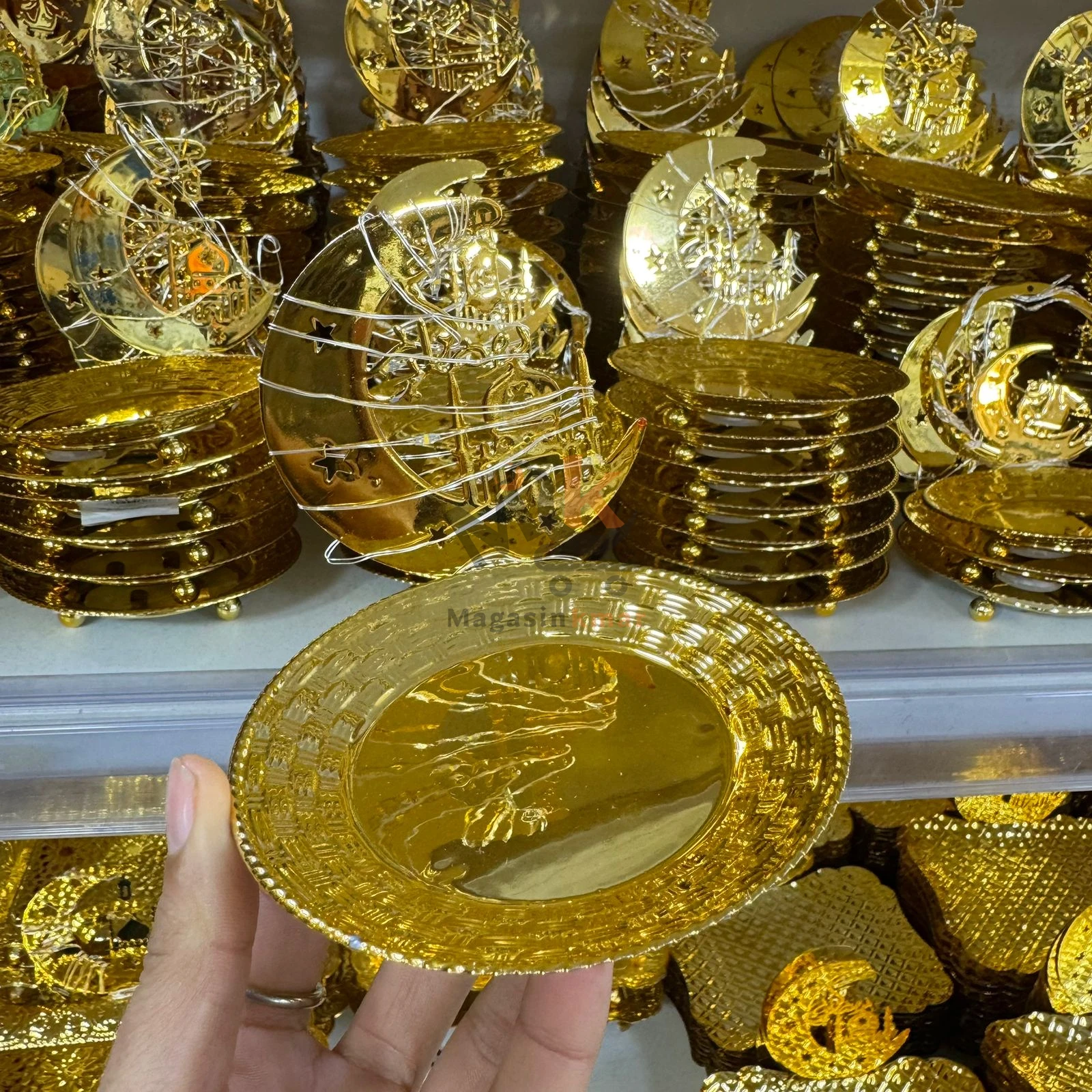 Mini présentoir doré avec LED en métal – Décoration Ramadan élégante