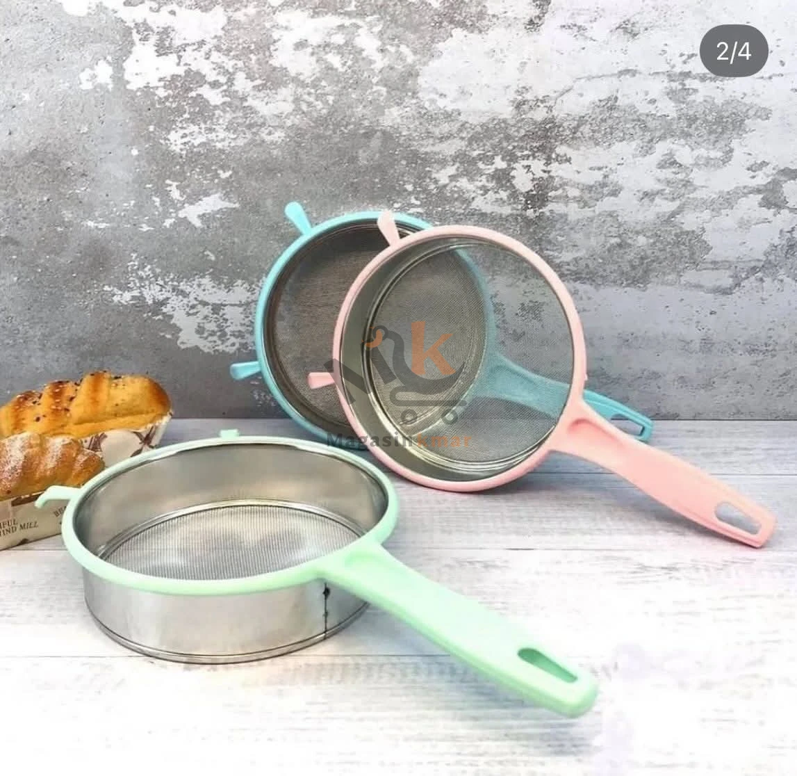 Série de 3 passoires en acier avec manche plastique – Pratiques et résistantes