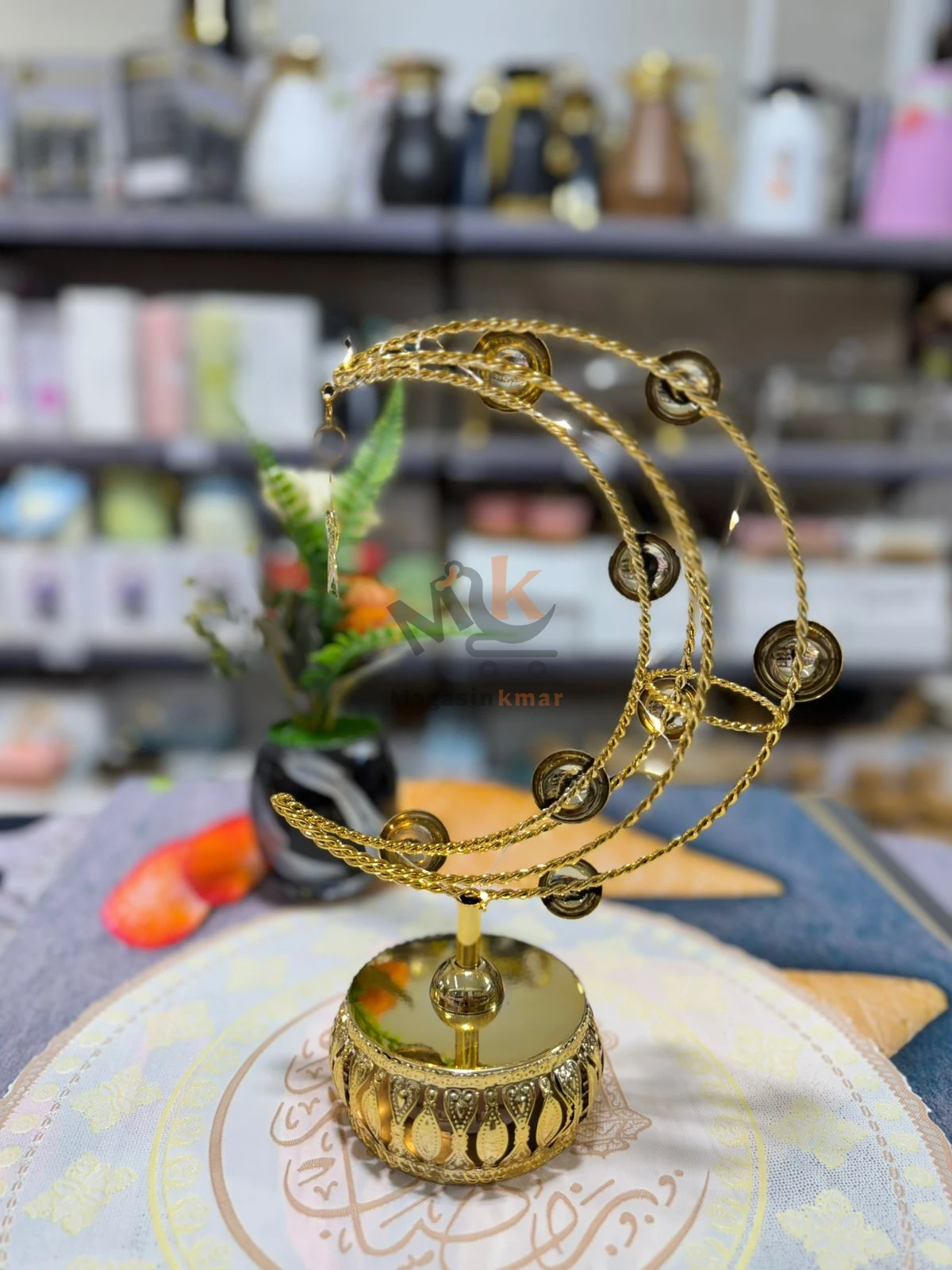 Fanous LED forme croissant doré en métal – Décoration Ramadan élégante