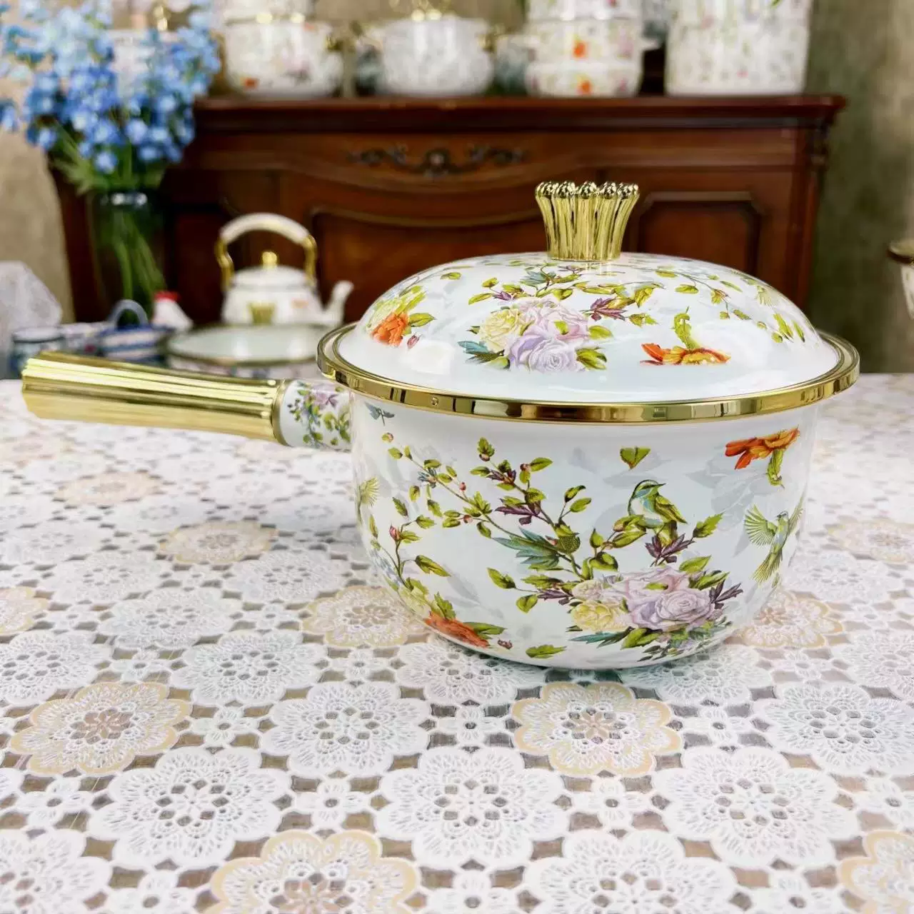 Casserole en métal avec manche en doré