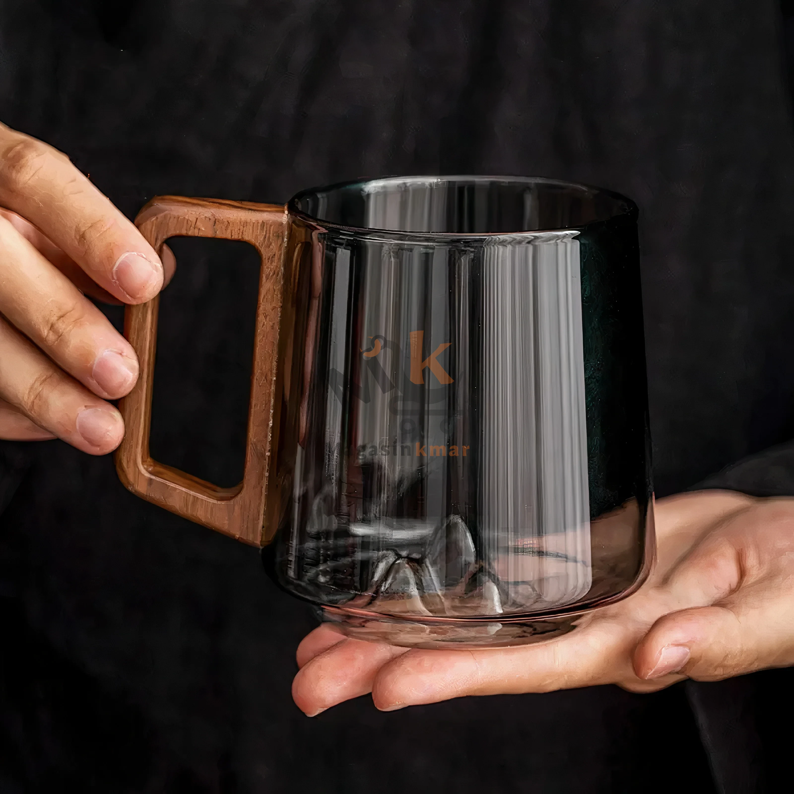 Tasse dorée en verre avec manche en bois gm– Élégance café et thé