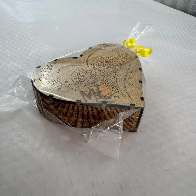 Tirelire en bois en forme de cœur