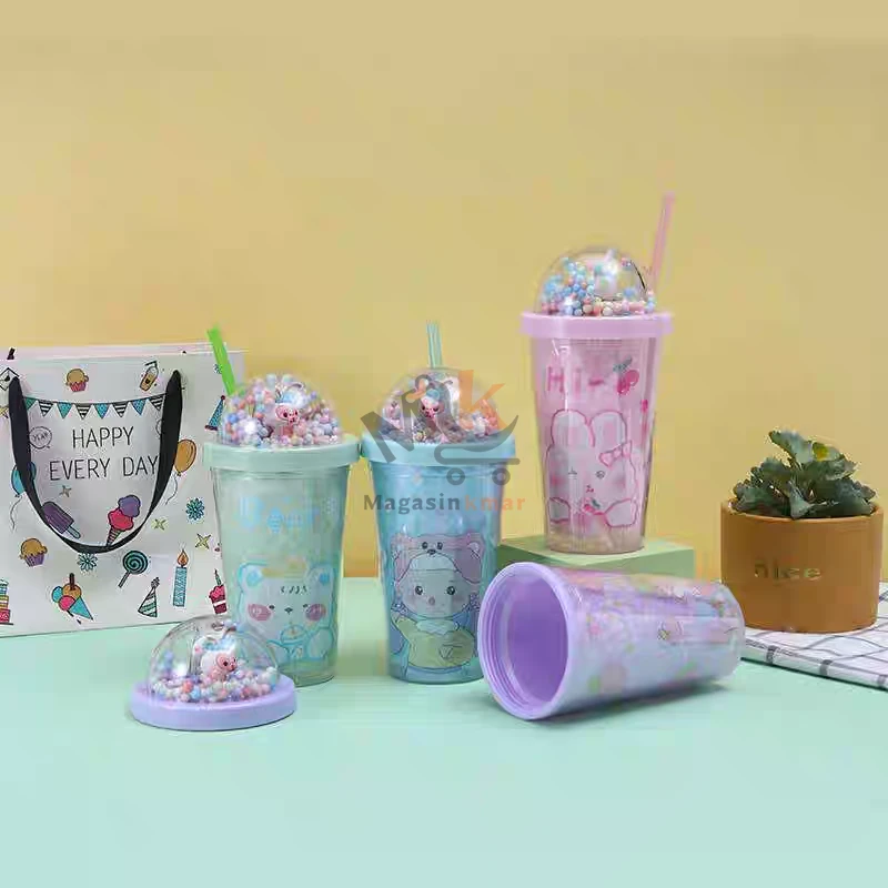 Gobelet en plastique avec couvercle et paille – Forme rabais