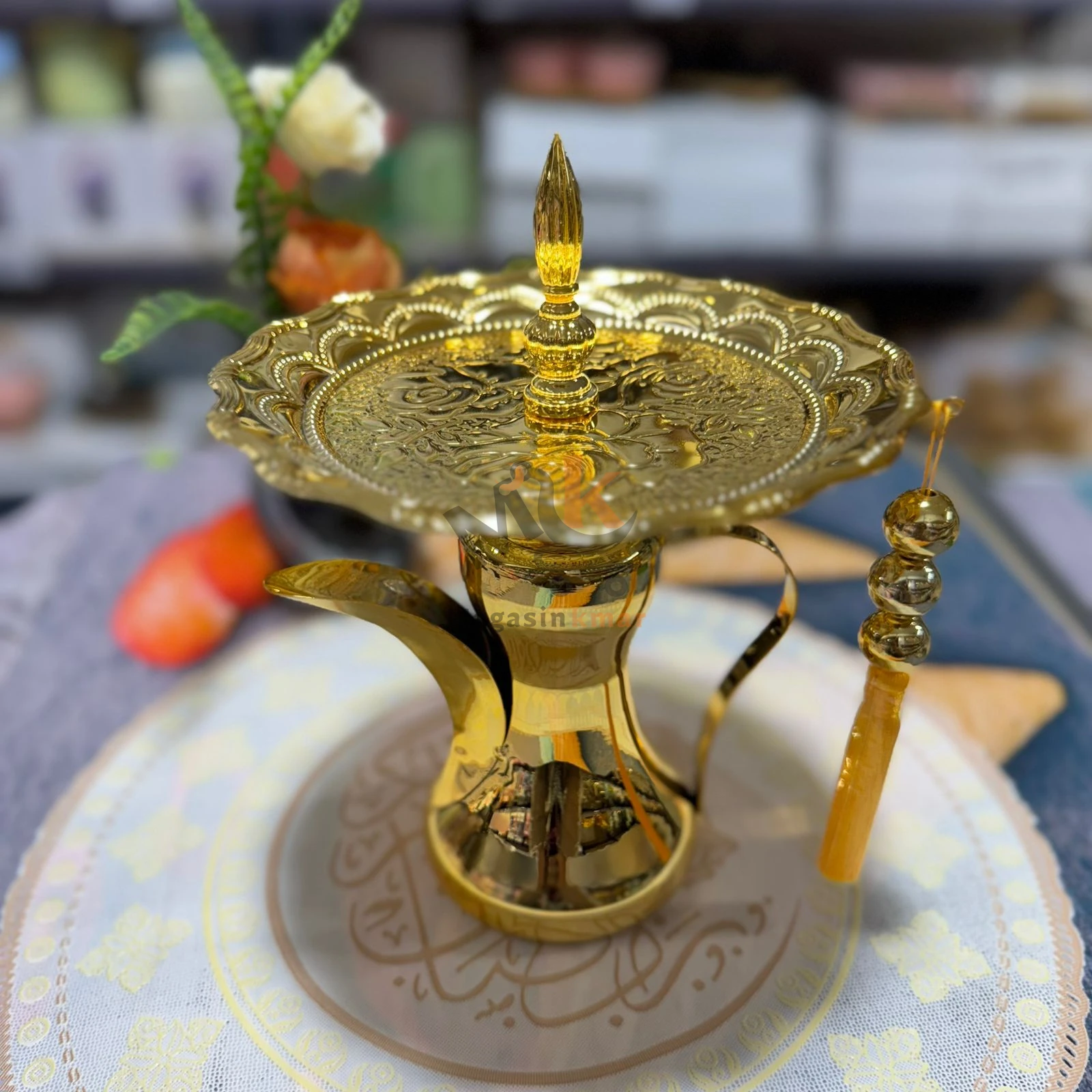 Présentoir Ramadan en forme de théière dorée – Décoration élégante