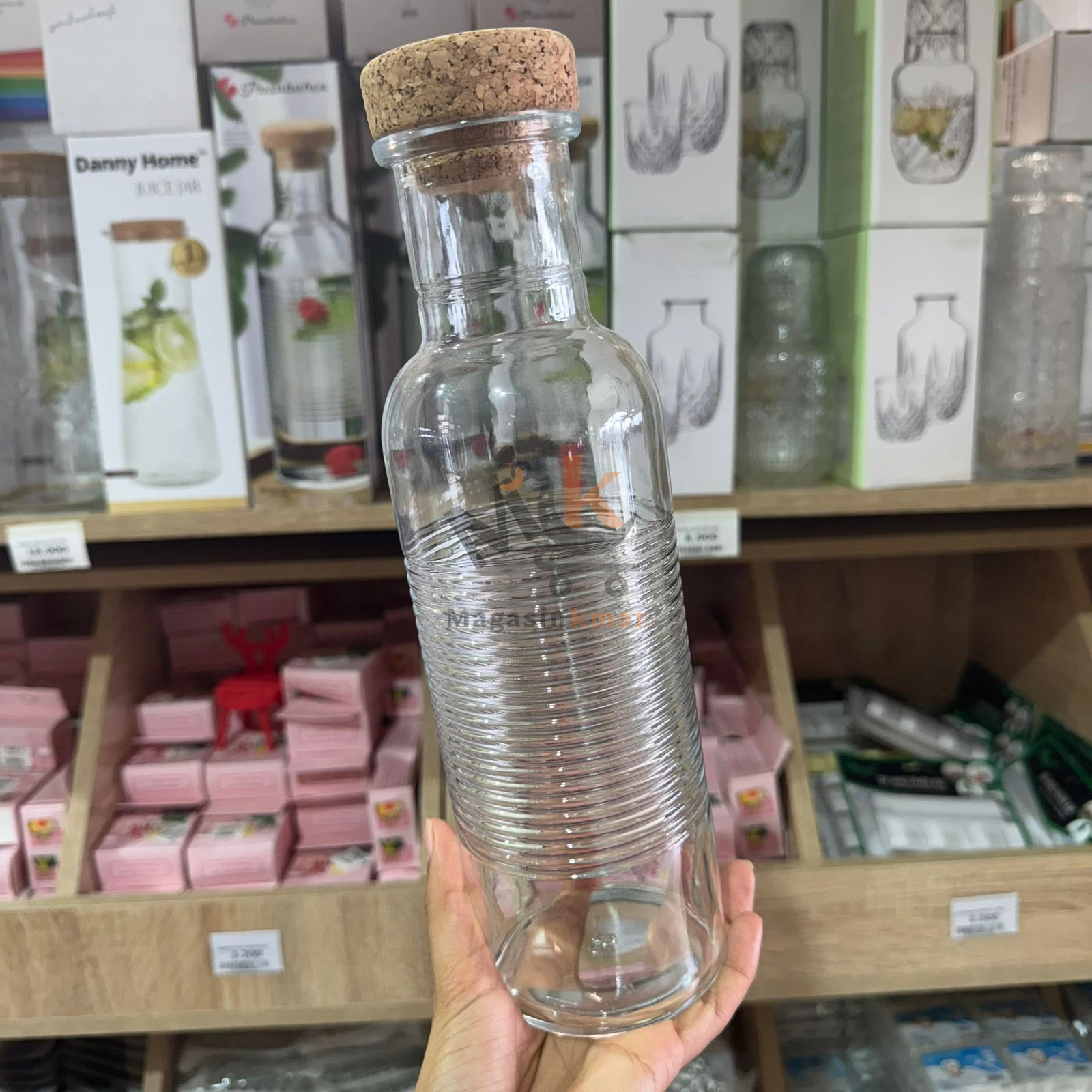 Carafe en verre avec couvercle en bois