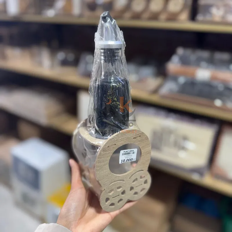 Support en bois avec bouteille à huile en verre