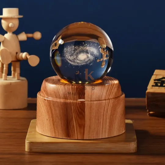 Boule de neige décorative en verre avec support effet bois – Objet déco élégant