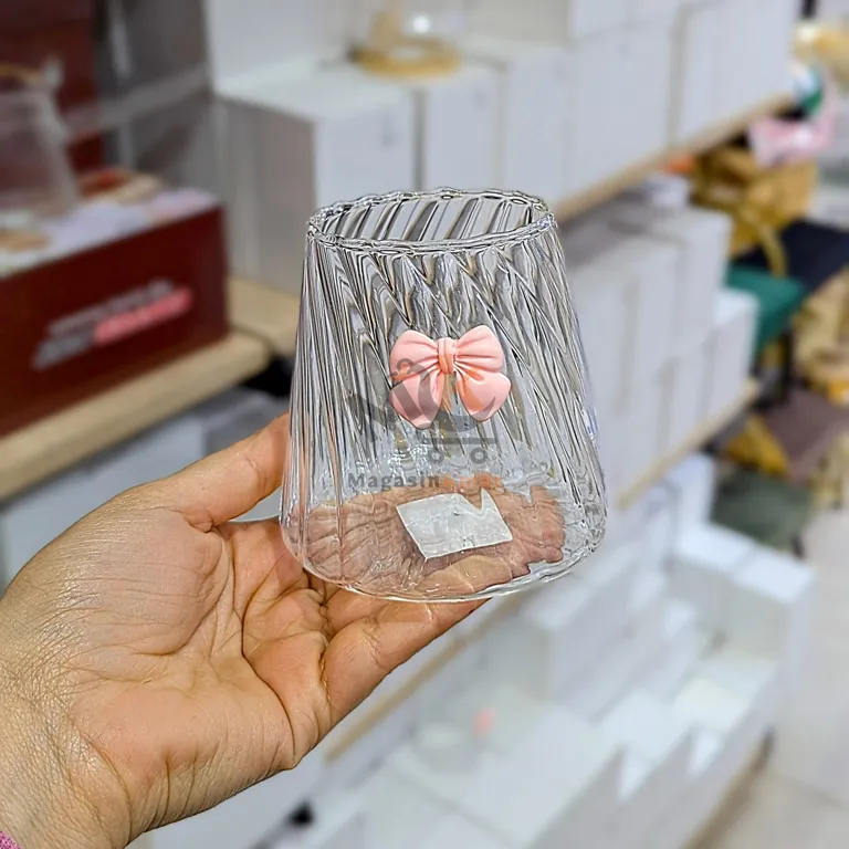 Tasse en verre avec papillon