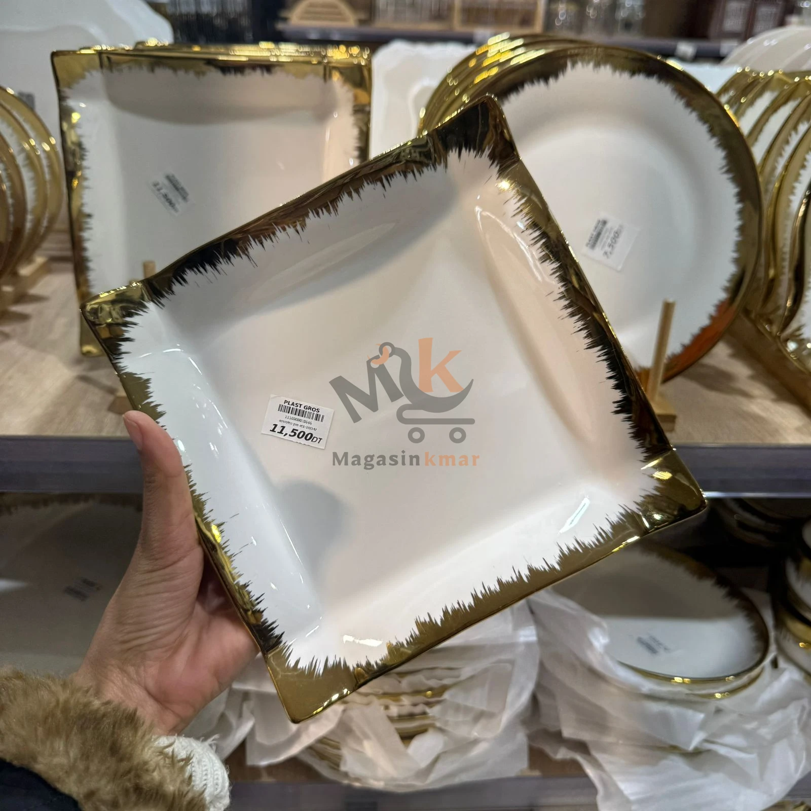 Assiette en céramique avec touche dorée